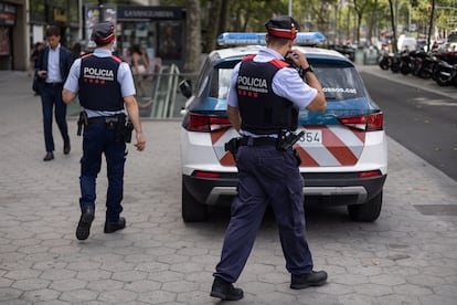 Dos agentes de seguridad ciudadana de los Mossos d´Esquadra, en una imagen de archivo en Barcelona.