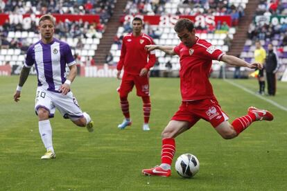 Navarro centra ante Ebert (i) y Reyes (c).