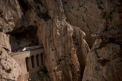 Situado entre los municipios de Álora, Antequera y Ardales, este itinerario fue inaugurado a principios del siglo XX por Alfonso XIII con el objetivo de unir los saltos de agua entre los embalses de El Chorro y El Gaitanejo. En la imagen, un tren pasa a través de un túnel mientras la gente camina por "El Caminito del Rey", el 15 de marzo de 2015.