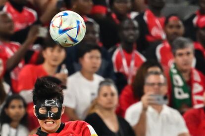 El mediocentro sur coreano Son Heung-min cabecea un balón durante el partido contra Portugal. 