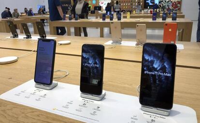 Varios modelos de iPhone en una tienda de Apple en Boston (EE UU).
