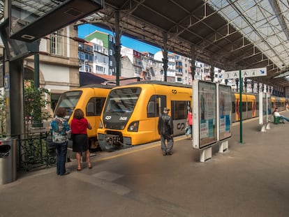 Trenes de Comboios de Portugal en la estación de São Bento, en Oporto.