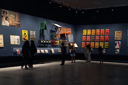 La sala de la exposición en la que se encuentran los muebles diseñados para la Junta Nacional de Jardines Infantiles (Junji).