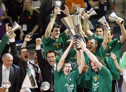 Los jugadores del Panathinaikos, con Obradovic a la izquierda, con el trofeo de campeón.