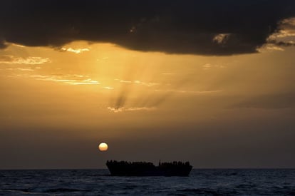 Migrantes esperan a ser rescatados en el mar Mediterráneo, al atardecer del 3 de octubre, a 20 millas náuticas de la costa de Libia.