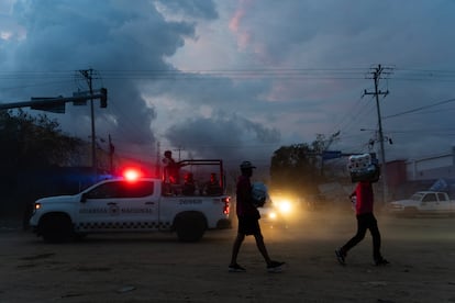 Personas de la colonia Zapata, este jueves por la tarde, a la salida de Acapulco. 