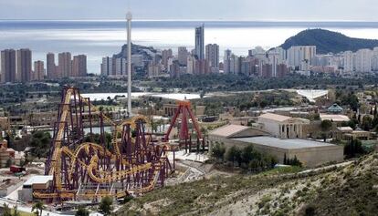 Vista general del parque temático Terra Mítica con Benidorm al fondo.