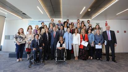 Todos los representantes de las ONG beneficiarias de las ayudas de esta edición junto a la presidenta de la Comunidad de Madrid, Cristina Cifuentes, y el presidente de la Fundación Mutua Madrileña, Ignacio Garralda.
