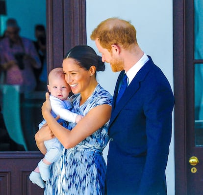 El príncipe Enrique y Meghan Markle junto a su primogénito, Archie, en un viaje por África en 2019.
