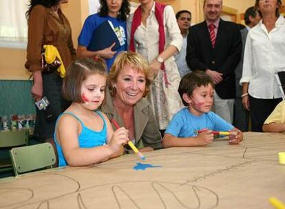 La presidenta durante su visita al colegio, en una foto tomada de la web de la Comunidad.