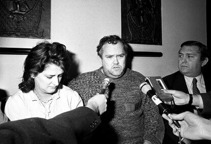 10 de enero de 1986. Juan Pedro Guzmn Uribe, industrial y miembro de la junta directiva del Athletic de Bilbao, junto a su mujer tras ser liberado de su secuestro de ETA por los agentes del Grupo Especial Operativo (GEO), que detuvieron a tres secuestradores.