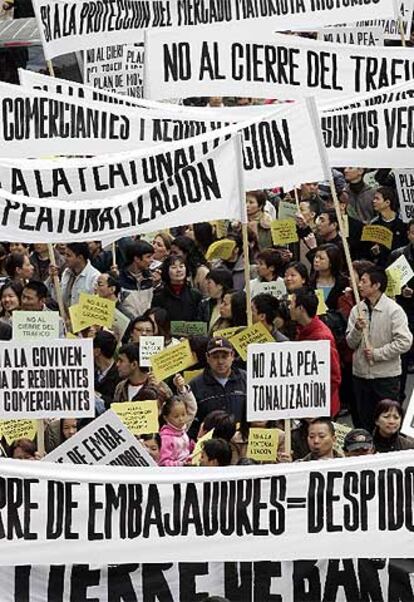 La manifestación de comerciantes y vecinos, a su paso por la calle del Doctor Cortezo.