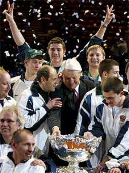 El ex presidente Boris Yeltsin celebra con los tenistas rusos la victoria en la Copa Davis