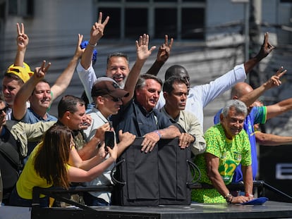 El presidente brasileño y candidato a la reelección, Jair Bolsonaro, en un acto electoral en São Joao de Meriti, el 27 de octubre de 2022.
