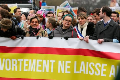 Viviane Lambert, madre de Vincent (con pañuelo negro y rosa en el cuello), el pasado enero en una marcha por la vida en París.