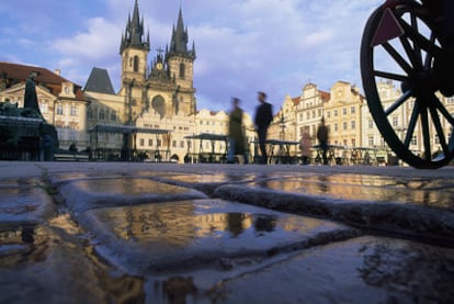 Sombras y misterios en la plaza de la Ciudad Vieja de Praga.