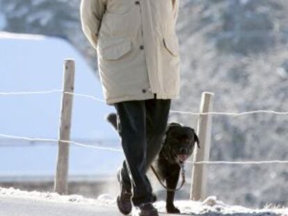 Víctor Manuel de Saboya, paseando a su perro por Gstaad (Suiza), en enero de 2007.