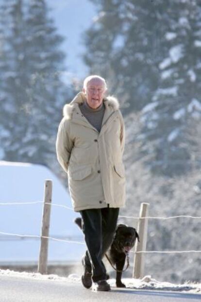 Víctor Manuel de Saboya, paseando a su perro por Gstaad (Suiza), en enero de 2007.