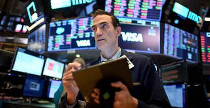 Un operador en la Bolsa de Nueva York.