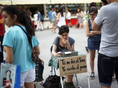 Una "poeta de servicio" en mitad de la Feria del Libro de Madrid.