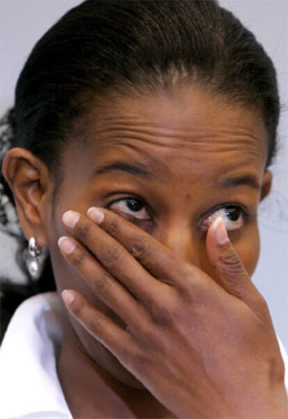 La diputada holandesa de origen somalí, Ayaan Hirsi Alí, se seca las lágrimas tras anunciar su dimisión.