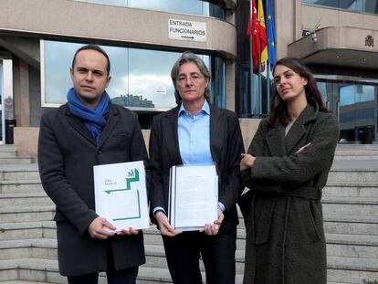 Los dirigentes de Más Madrid (desde la izquierda) José Manuel Calvo, Marta Higueras, y Rita Maestre presentan la denuncia contra Rocío Monasterio en la Fiscalía Provincial.