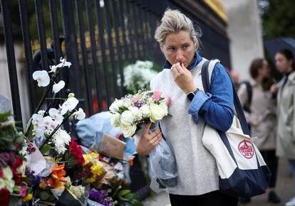 Una mujer lleva un ramo de flores en homenaje a Isabel II, este viernes en Londres. El Gobierno español y la Casa Real decidirán “la mejor representación” del país para el funeral de la reina de Inglaterra, fallecida el jueves a los 96 años, según ha indicado el ministro de Asuntos Exteriores, Unión Europea y Cooperación, José Manuel Albares. 