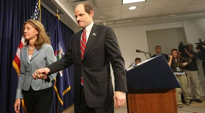 El gobernador de Nueva York Eliot Spitzer y su esposa Silda Wall Spitzer abandonan una sala de conferencias después de que él ofreciese una disculpa pública al ser relacionado con un negocio de prostitución en marzo de 2008.