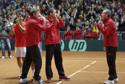 El equipo de la Davis aplaude a los aficionados tras eliminar a Kazajistán.