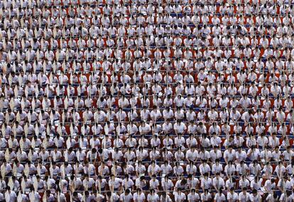 Estudiantes tailandeses participan en un acto en homenaje al rey fallecido Bhumibol Adulyadej, en Bangkok (Tailandia).