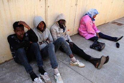 Tres inmigrantes subsaharianos hallados en el doble fondo de un vehículo en la frontera española, junto a una mujer que logró pasar disfrazada.