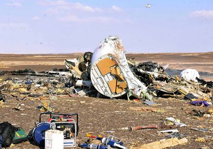 Las labores de recuperación de los cadáveres de las víctimas del avión ruso siniestrado prosiguen en la península egipcia del Sinaí, adonde se ha desplazado un equipo de expertos rusos. En la imagen, restos del avión siniestrado en la península del Sinaí, el 31 de octubre de 2015.