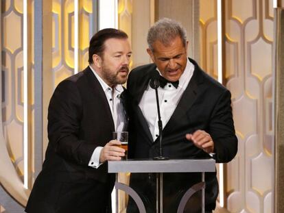 Ricky Gervais (izquierda) con Mel Gibson, en uno de los momentos más comentados de la gala.