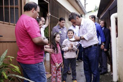 Aécio autografa caderno de crianças em Porto Alegre, no dia 18.