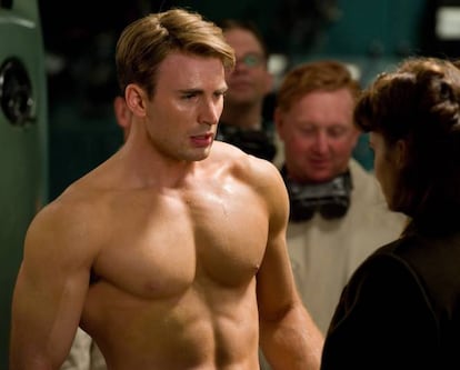 PARA QUÉ PAPEL. Chris Evans (34 años, EE.UU) interpreta al justiciero Capitán América, héroe de los cómics de Marvel, desde que en 2011 protagonizara 'Capitán América: el primer vengador'.

QUÉ DIETA SIGUIÓ. Chris tuvo que perder un 5% de grasa corporal y ganar 10 kilos de músculo. Invirtió meses en el gimnasio donde, además de desarrollar músculo, trabajó la agilidad y la velocidad. Entrenaba 2 horas al día centrando cada jornada en una sola área del cuerpo. “Elegía una parte del cuerpo y la entrenaba duro”, explica Evans. Los lunes trabajaba hombros; martes, pecho; miércoles, piernas; jueves, brazos, y viernes, espalda. El fin de semana le servía para reponer fuerzas. "La peor parte de mi transformación fue comer. Estar constantemente ingiriendo comida fue horrible. Llegas a ese punto en el que quieres parar, pero tienes que seguir comiendo para intentar ganar músculo", asegura Chris.

SU TRUCO. Tomar dos gramos de proteína por kilogramo de peso corporal y consumir suplementos alimenticios, como batidos de proteína de suero de leche, que ayudan a que las articulaciones se recuperen después de largas jornadas de ejercicio intenso.