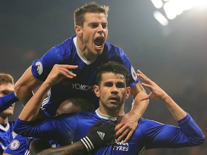 Alonso, Moses y Azpilicueta celebran el gol con Diego Costa.