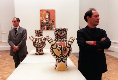 Claude Picasso (derecha) y Bernard Ruiz Picasso, hijo y nieto de Pablo Picasso, en la instalación de cerámicas del artista en la Royal Academy de Londres en septiembre de 1998. 