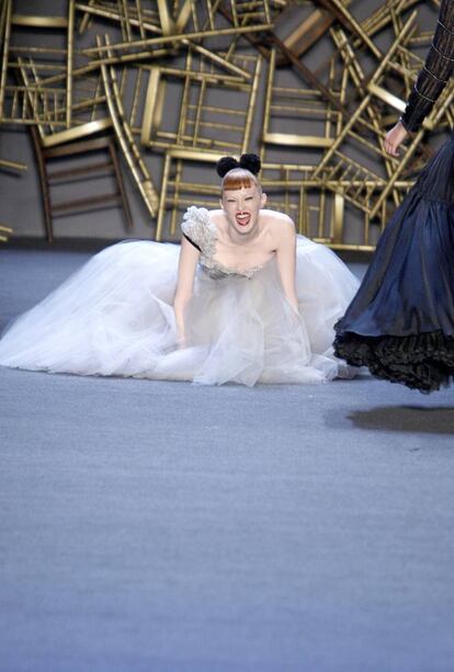 La Semana de la Moda de Nueva York ha sido el escenario de varios resbalones. En la imagen, la modelo Karen Elson en el desfile de Zac Posen. La modelo lucía un vestido de chifón gris pálido. Mientras desfilaba se tropezó con la prenda y cayó al suelo dejando al descubierto ciertas partes de su cuerpo. En primera fila estaba Puff Daddy quien la ayudó a levantarse.