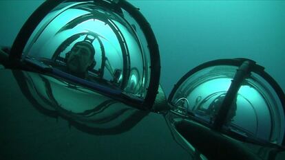 El actor Javier Bardem descendió al fondo del océano Antártico en un submarino científico de Greenpeace como partícipe de la campaña de la ONG para pedir la creación de un santuario de esta área remota del planeta. Lo hizo pocos días después de que la organización hiciera públicas imágenes inéditas del fondo oceánico. En la imagen, el actor junto con el piloto John Hocevar durante la exploración el 27 de enero.