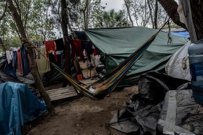 Un niño duerme en un hamaca en el interior de un campamento de refugiados el 11 de abril 2020 en Matamoros, Tamaulipas (México). Desde enero fue instalado un campamento donde se encuentran más de 2.500 migrantes de siete diferentes nacionalidades, asentado en las orillas del río Bravo frente al muro divisorio entre México y Estados Unidos. Los migrantes esperan el resultado de sus solicitudes de asilo político por parte del Gobierno estadounidense. Este campamento es uno de los puntos delicados ante la epidemia de coronavirus, debido a las condiciones de hacinamiento y la precariedad de servicios básicos, como el agua y la electricidad.