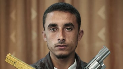 Omran Shaban, el miliciano que saltó sobre Gadafi, con las pistolas del dictador libio.