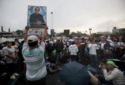 Católicos llegan en masa a la plaza del Salvador del Mundo, en San Salvador, para participar en la ceremonia de beatificación de Óscar Romero en San Salvador este sábado, 23 de mayo de 2015.