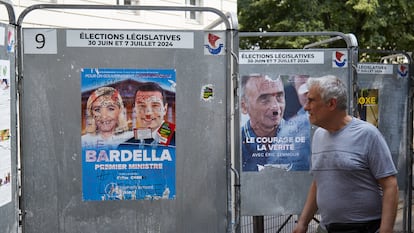 Un hombre pasa junto a carteles electorales de los líderes del Reagrupamiento Nacional, Marine Le Pen y Jordan Bardella, y el ultra Éric Zemmour, en París, el 27 de junio.