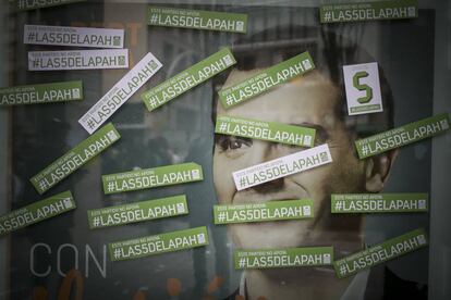 Un cartell de C's tapat amb lemes de la PAH.