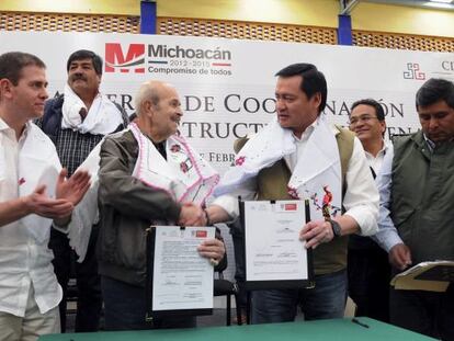 Vallejo y Osorio Chong en Cherán, esta semana.