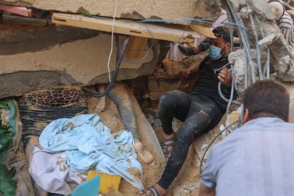 Trabajos de búsqueda de supervivientes entre los escombros de un edificio derruido tras un ataque israelí, este miércoles en Rafah, al sur de la franja de Gaza.  