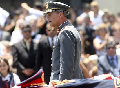 El comandante en jefe del Ejército chileno, Óscar Izurieta,  camina ante el féretro de Pinochet durante su funeral.