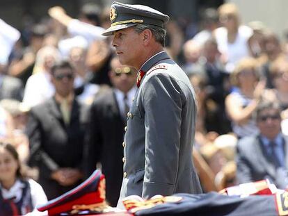 El comandante en jefe del Ejército chileno, Óscar Izurieta, camina ante el féretro de Pinochet durante su funeral.