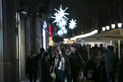 El Paseo de Gracia de Barcelona con luces navideñas.