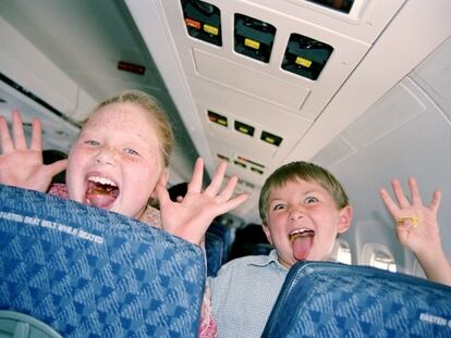 ¿Debería haber zonas separadas para niños en los aviones?
